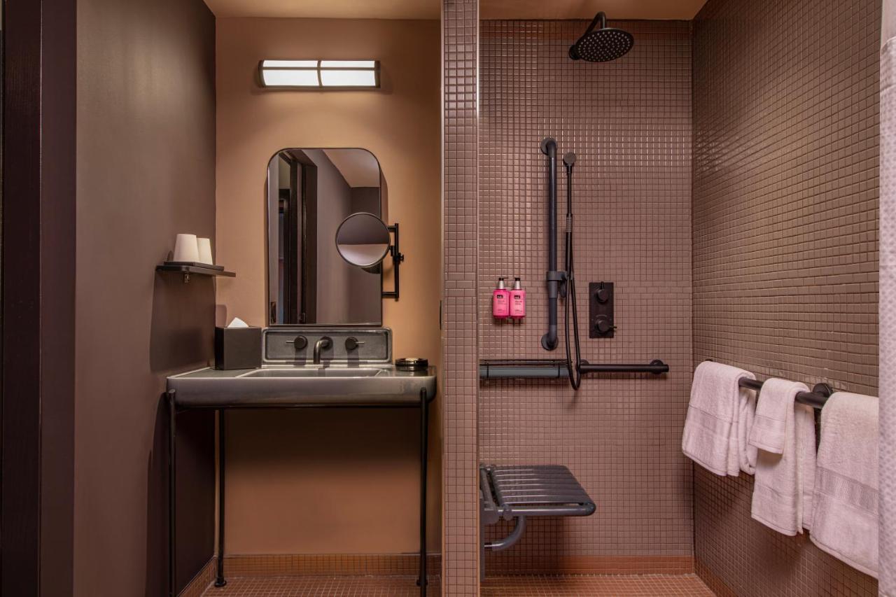 Moxy Downtown Angeles Hotel 4*