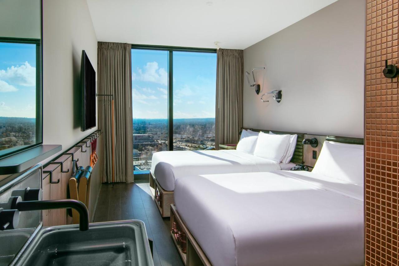 Moxy Downtown 4*